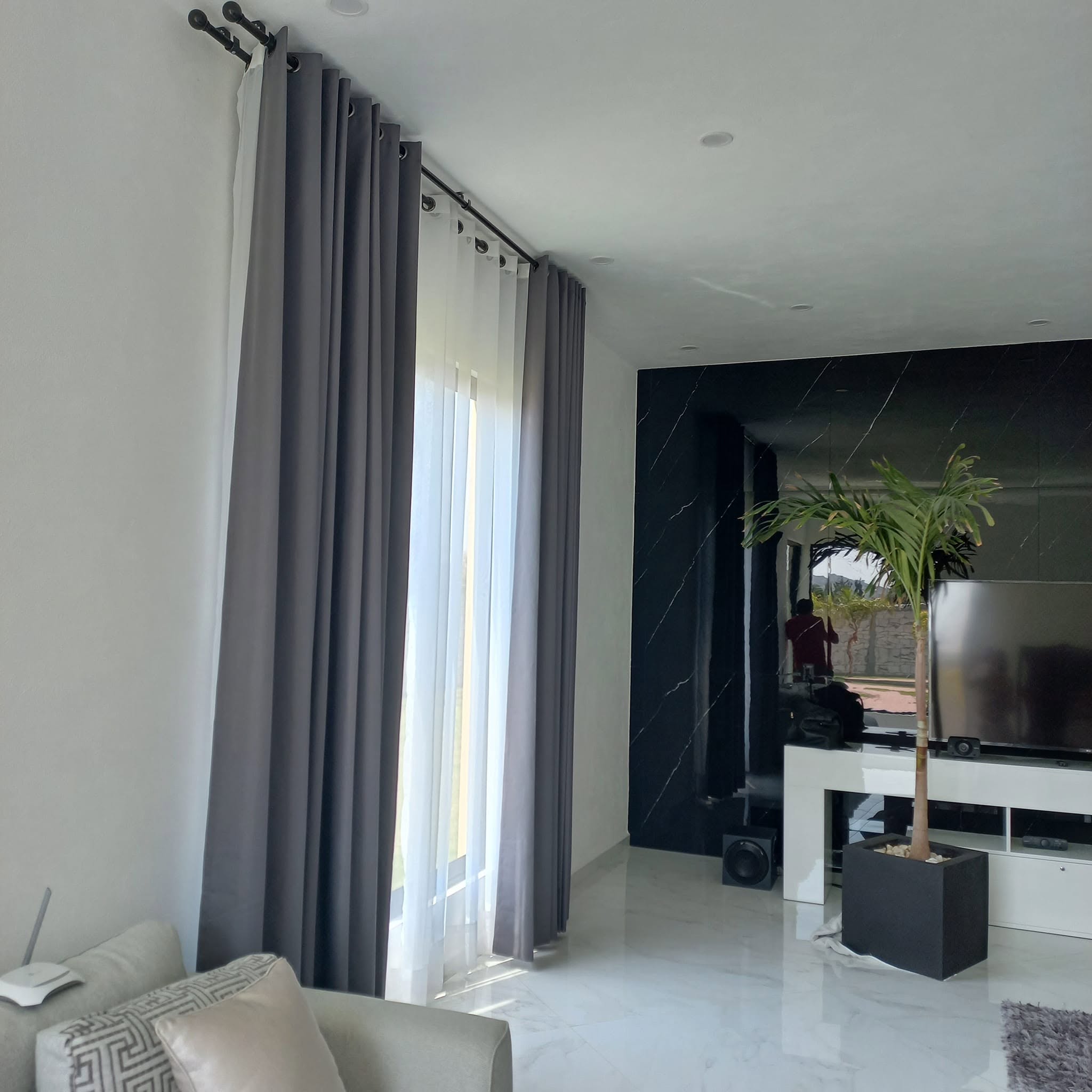 Cortinas blackout en sala moderna