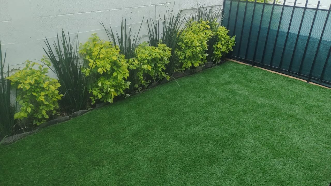 Pasto sintético con plantas
