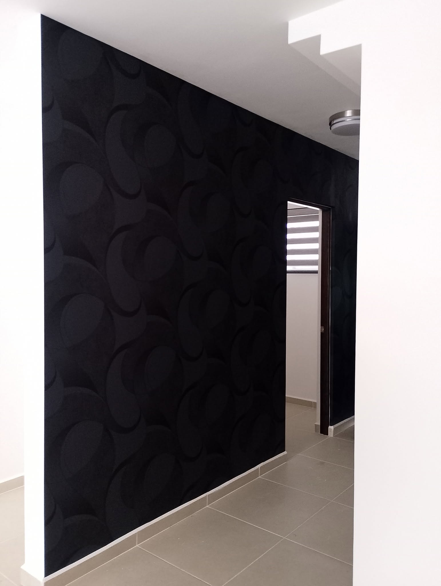 Papel tapiz negro en pasillo